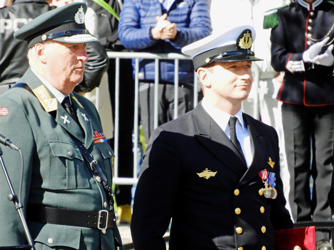 Kongen overrakte marinejeger Ken Andersen Krigskorset med sverd. Dette er Norges høyeste utmerkelse. Foto: Sven Gj. Gjeruldsen, Det kongelige hoff